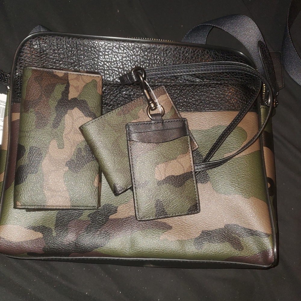 Coach Set - Picture 2 of 2